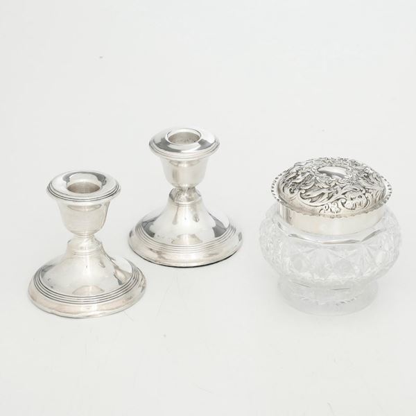 Lotto composto da coppia di portacandela e contenitore in cristallo con coperchio in argento. Inghilterra XX secolo