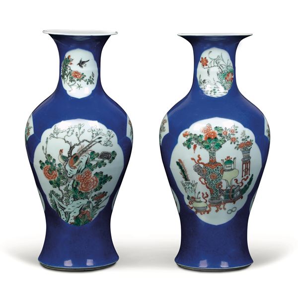 Coppi di vasi in porcellana con soggetti naturalistici entro riserve su fondo blu poudrè, Cina, Dinastia Qing, epoca Guangxu (1875-1908) 