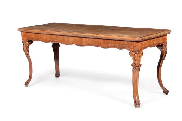 Grande tavolo in legno di noce intagliato. XVIII secolo