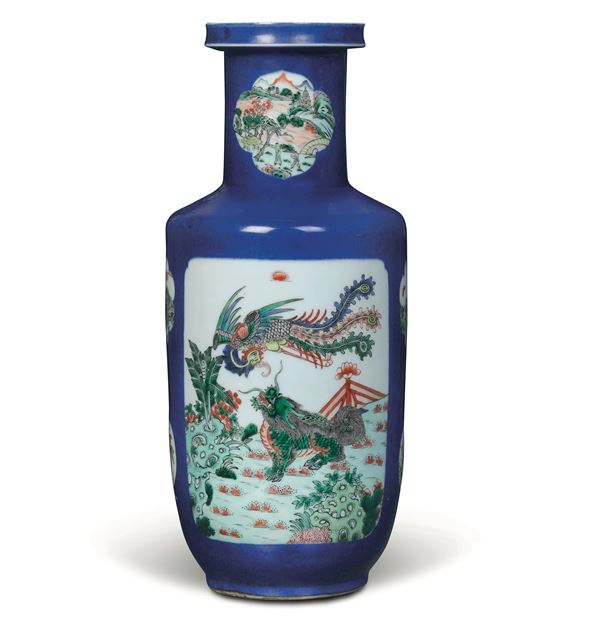 Vaso in porcellana, Famiglia Verde, con soggetti naturalistici entro riserve su fondo blu poudrè, Cina, Dinastia Qing, epoca Guangxu (1875-1908) 