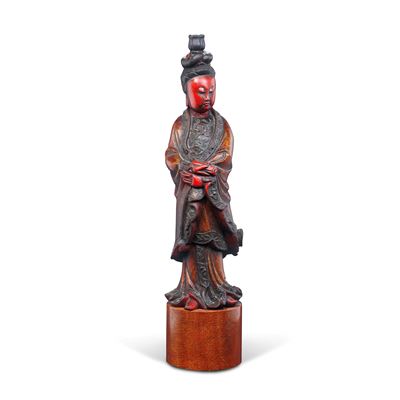 Figura di Guanyin in Legno Scolpito e Laccato, Cina, Dinastia Qing, Metà XIX Secolo