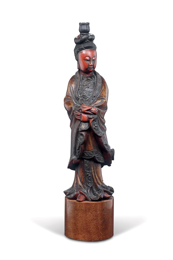 Figura di Guanyin in legno scolpito e laccato, Cina, Dinastia Qing, metà XIX secolo