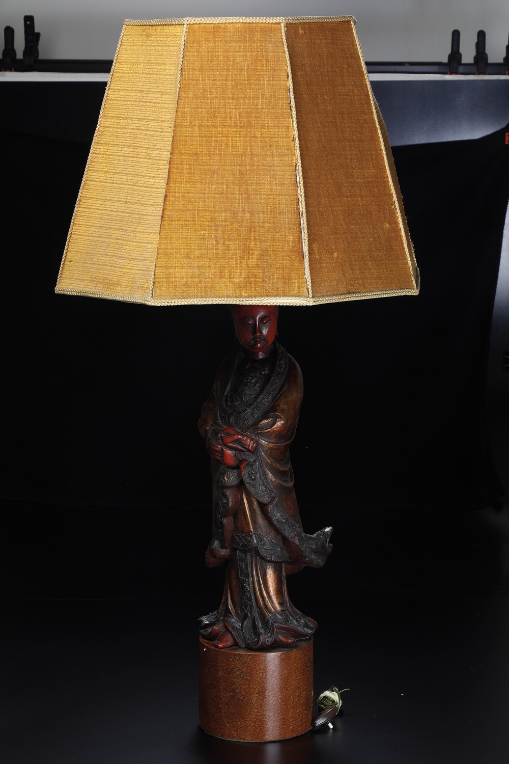 Figura di Guanyin in Legno Scolpito e Laccato, Cina, Dinastia Qing, Metà XIX Secolo