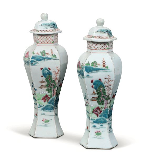 Coppia di potiches in porcellana a decoro a paesaggi, Famiglia Rosa, Cina, Dinastia Qing, epoca Qianlong (1736-1796) 