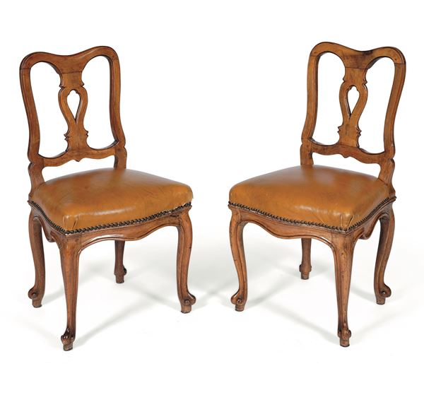 Coppia di sedie in noce. XIX secolo