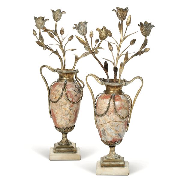 Coppia di vasi con bouquets floreali. Francia, XIX secolo