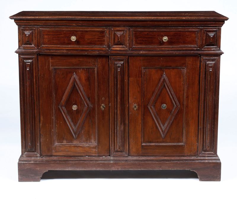 Credenza in noce a due ante e due cassetti. XVII-XVIII secolo  - Asta Antiquariato  - Cambi Casa d'Aste
