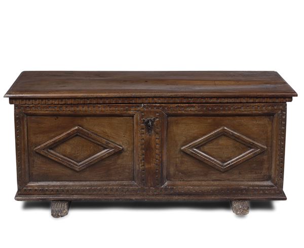 Piccola cassapanca in noce intagliato. XVII-XVIII secolo
