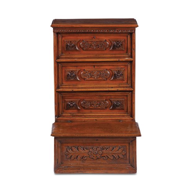 Inginocchiatoio in noce intagliato. XVIII secolo