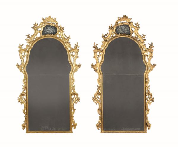 Coppia di belle specchiere in legno intagliato e dorato, Veneto XVIII secolo