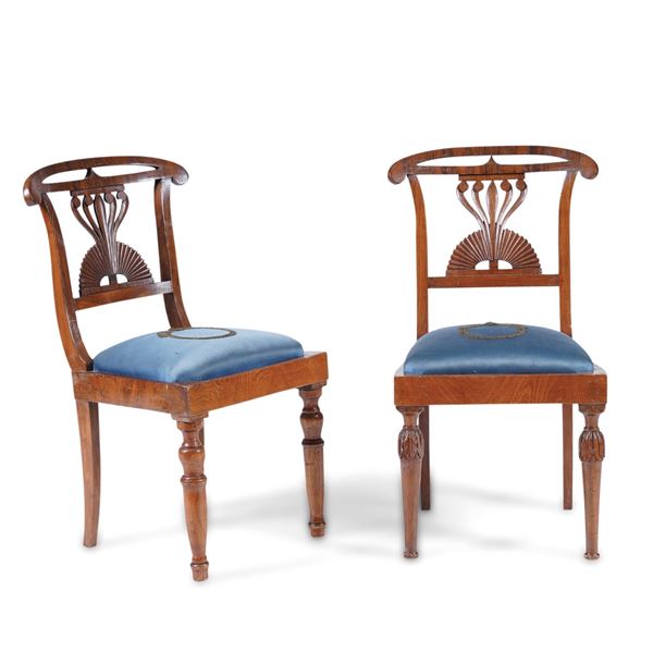 Tavolino e coppia di sedie in legno intagliato. XIX secolo