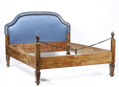 Letto in Legno Intagliato. XIX Secolo