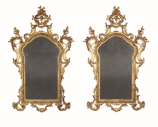 Coppia di specchiere in legno intagliato e dorato. XIX secolo