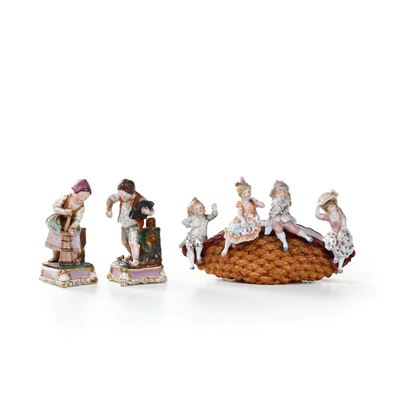 Un Cestino e una Coppia di Figurine, XIX e XX Secolo.