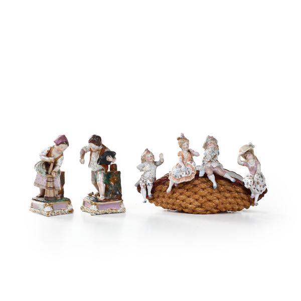 Un cestino e una coppia di figurine, XIX e XX secolo.