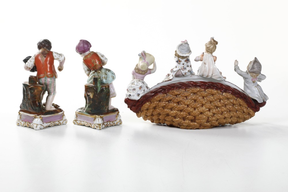 Un Cestino e una Coppia di Figurine, XIX e XX Secolo.