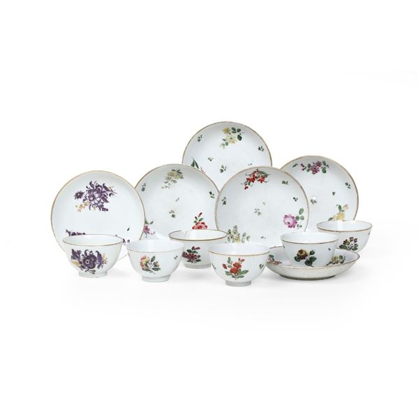 Cinque tazze con piattino. Venezia, Manifattura Cozzi, ultimo quarto del XVIII secolo.