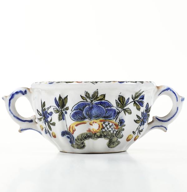 Piccola tazza biansata. Nove, XIX secolo.