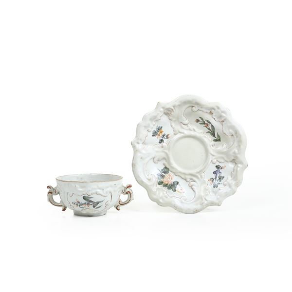 Tazza da brodo con sottopiatto. Veneto, probabilmente Nove, XIX secolo.