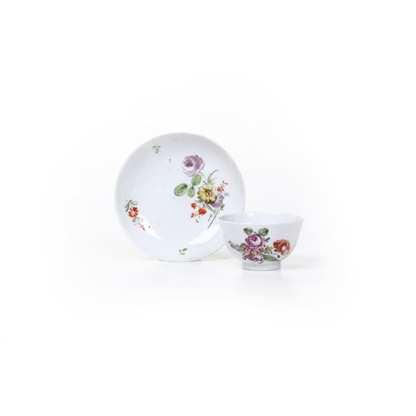 Una tazza e un piattino. Nove, Manifattura Antonibon, ultimo quarto del XVIII secolo.