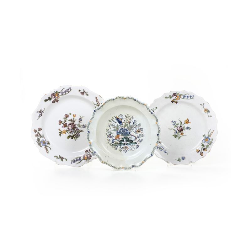 Tre piatti. Francia, Manifattura Robert (?) e Nove, Manifattura Antonibon, XVIII secolo.  - Auction Majolica and Porcelain - Cambi Casa d'Aste
