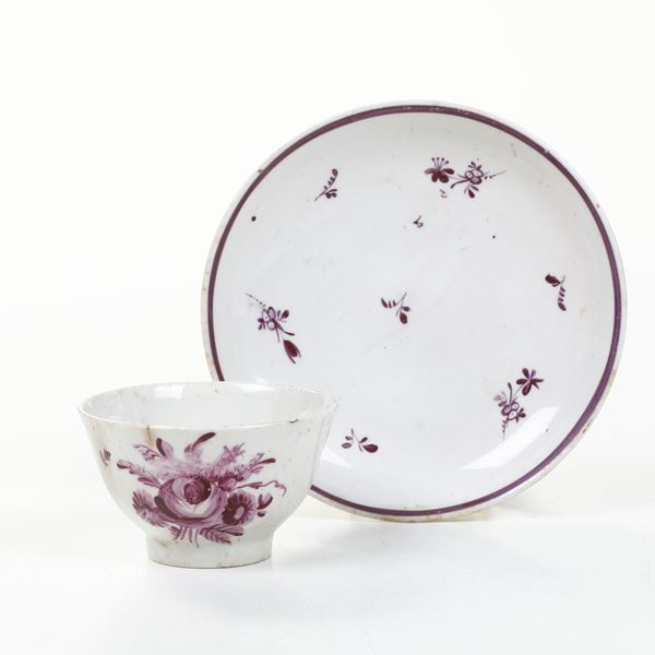 Una tazza e un piattino. Probabilmente Veneto, XVIII e inizio XIX secolo.