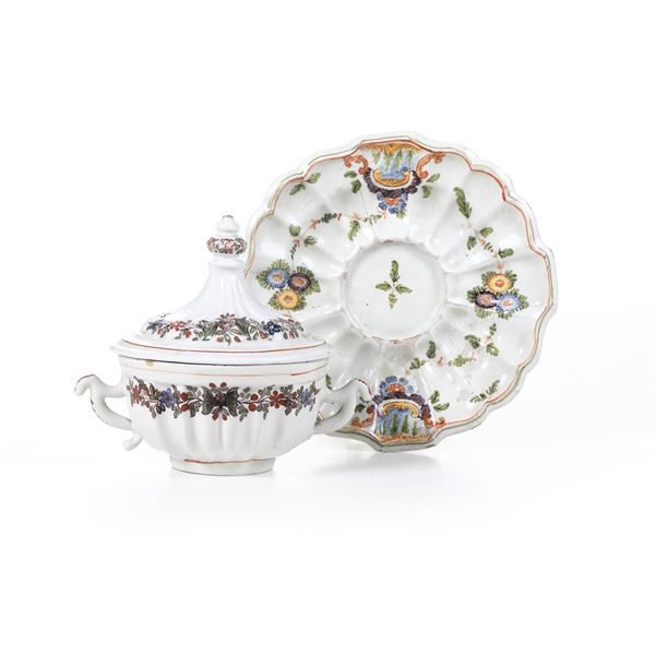 Una tazza da brodo e un sottopiatto. Nove, manifattura Antonibon, XVIII e XIX secolo.