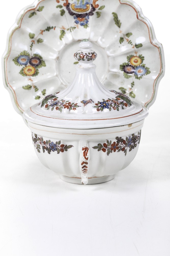 Una Tazza da Brodo e un Sottopiatto. Nove, Manifattura Antonibon, XVIII e XIX Secolo.