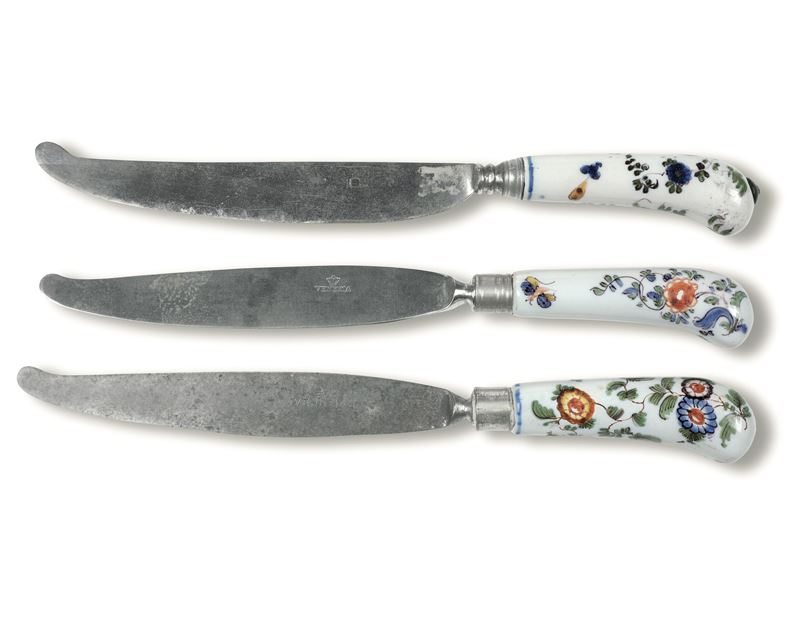 Tre coltelli Nove, Manifattura Antonibon, 1740-1770 circa   - Asta Maioliche, Porcellane e Figure Venete di un Collezionista Veneziano - Cambi Casa d'Aste