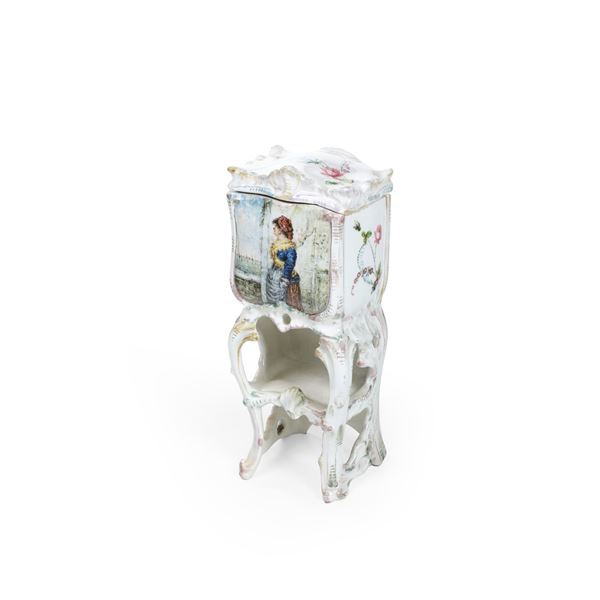 Mobile in miniatura. Nove o Bassano, verso il 1880.