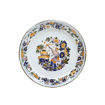 Italia del nord, Piatto in maiolica policroma a gran fuoco, XIX secolo (?), diametro 23 cm