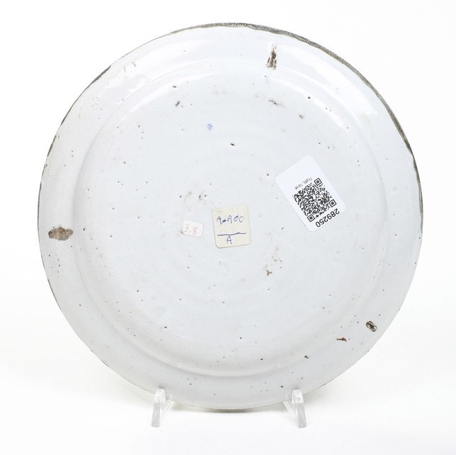 Italia del nord, Piatto in maiolica policroma a gran fuoco, XIX secolo (?), diametro 23 cm
