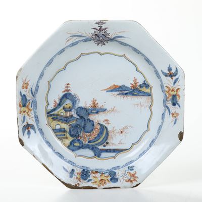 Piatto Ottagonale con Stemma Araldico.nove, Manifattura di Pasquale Antonibon, 1738-1750.