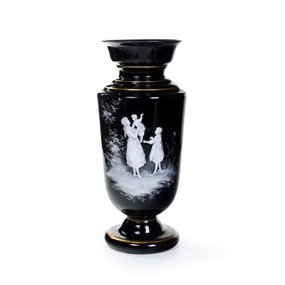 Vaso “Mary Gregory”, vetro nero decorato in bianco e oro, Boemia, seconda metà del XIX secolo