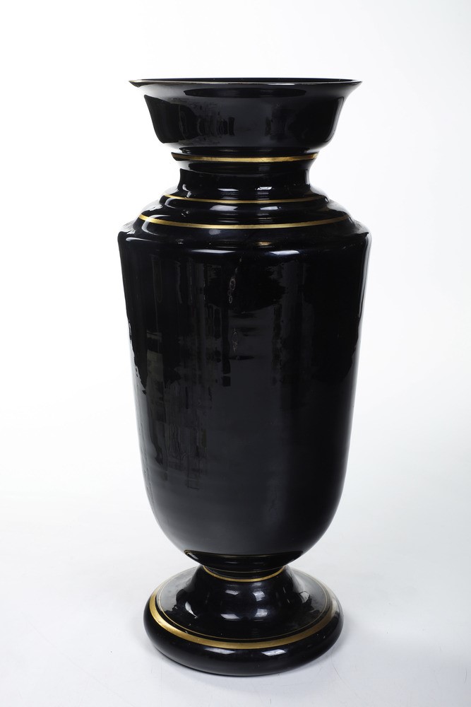 Vaso “Mary Gregory”, vetro nero decorato in bianco e oro, Boemia, seconda metà del XIX secolo