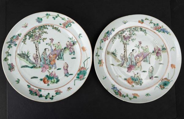 Coppia di piatti in porcellana Famiglia Rosa raffiguranti scene di vita comune e decoro floreale, Cina, Dinastia Qing, XIX secolo