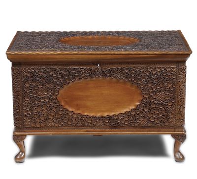 Cassapanca Coloniale in Legno Intagliato, Inizio XX Secolo
