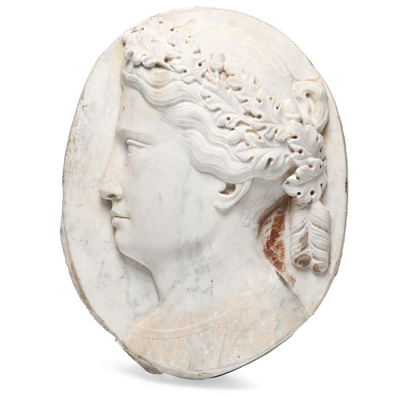 Profilo femminile con serto di foglie di quercia. Arte neoclassica del XIX secolo  - Asta Scultura e Oggetti d'Arte - Cambi Casa d'Aste