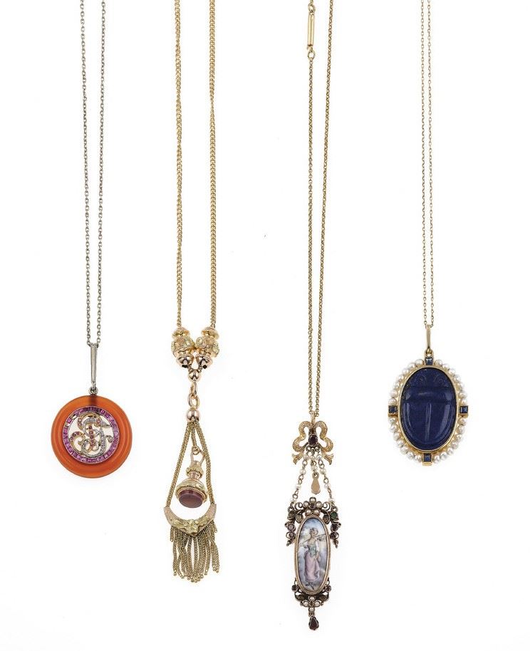 Lotto composto da quattro pendenti con miniatura, perle e piccoli diamanti  - Asta Gioielli - Cambi Casa d'Aste