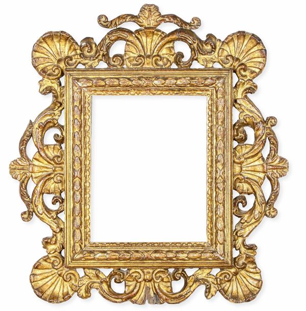 Specchiera in legno intagliato, traforato e dorato. Italia centrale XVII secolo