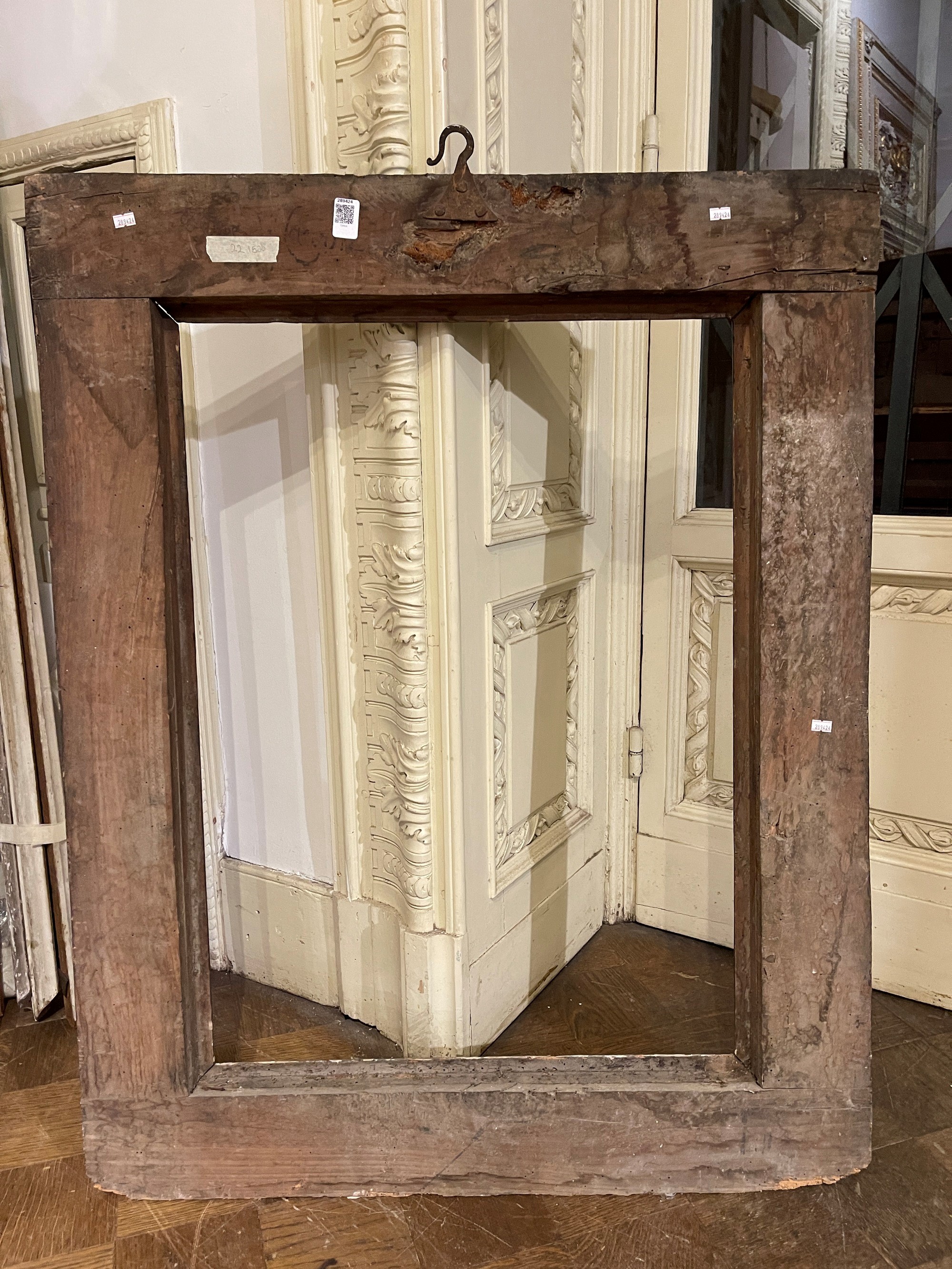 Cornice a Cassetta in Legno Ebanizzato con Racemi Dorati. Toscana XVII Secolo