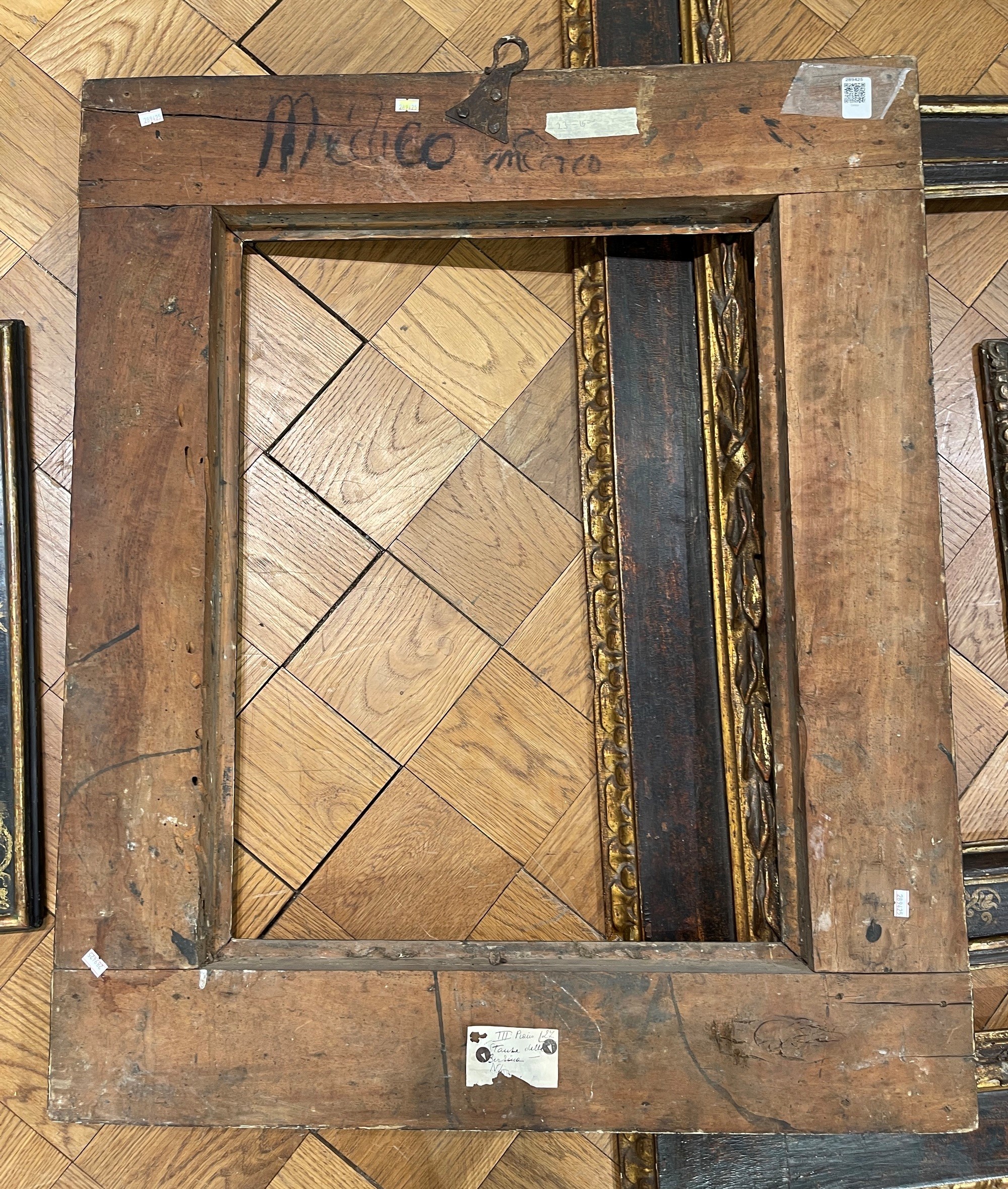 Cornice a Cassetta in Legno Ebanizzato con Racemi Dorati. Toscana XVII Secolo