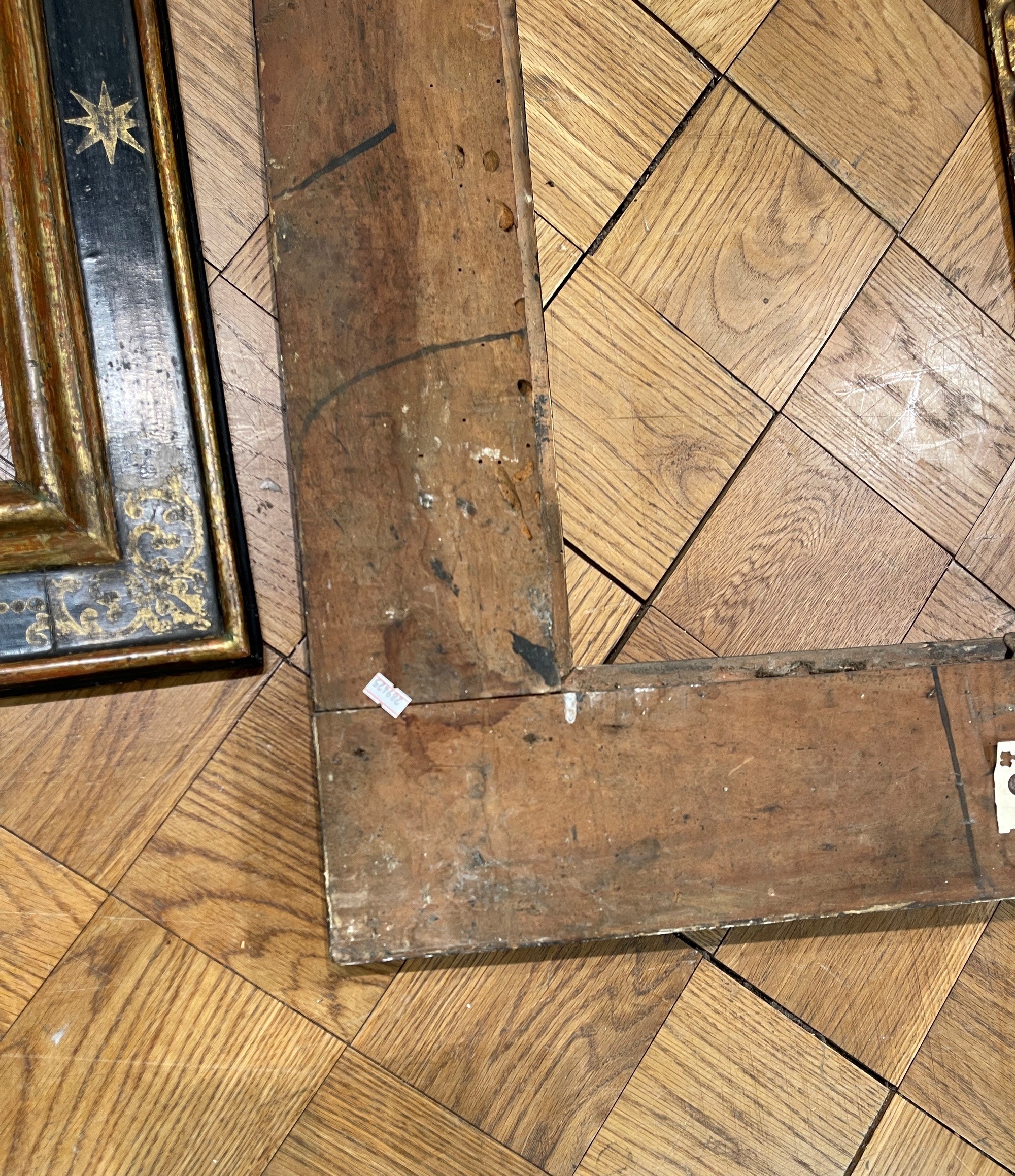 Cornice a Cassetta in Legno Ebanizzato con Racemi Dorati. Toscana XVII Secolo