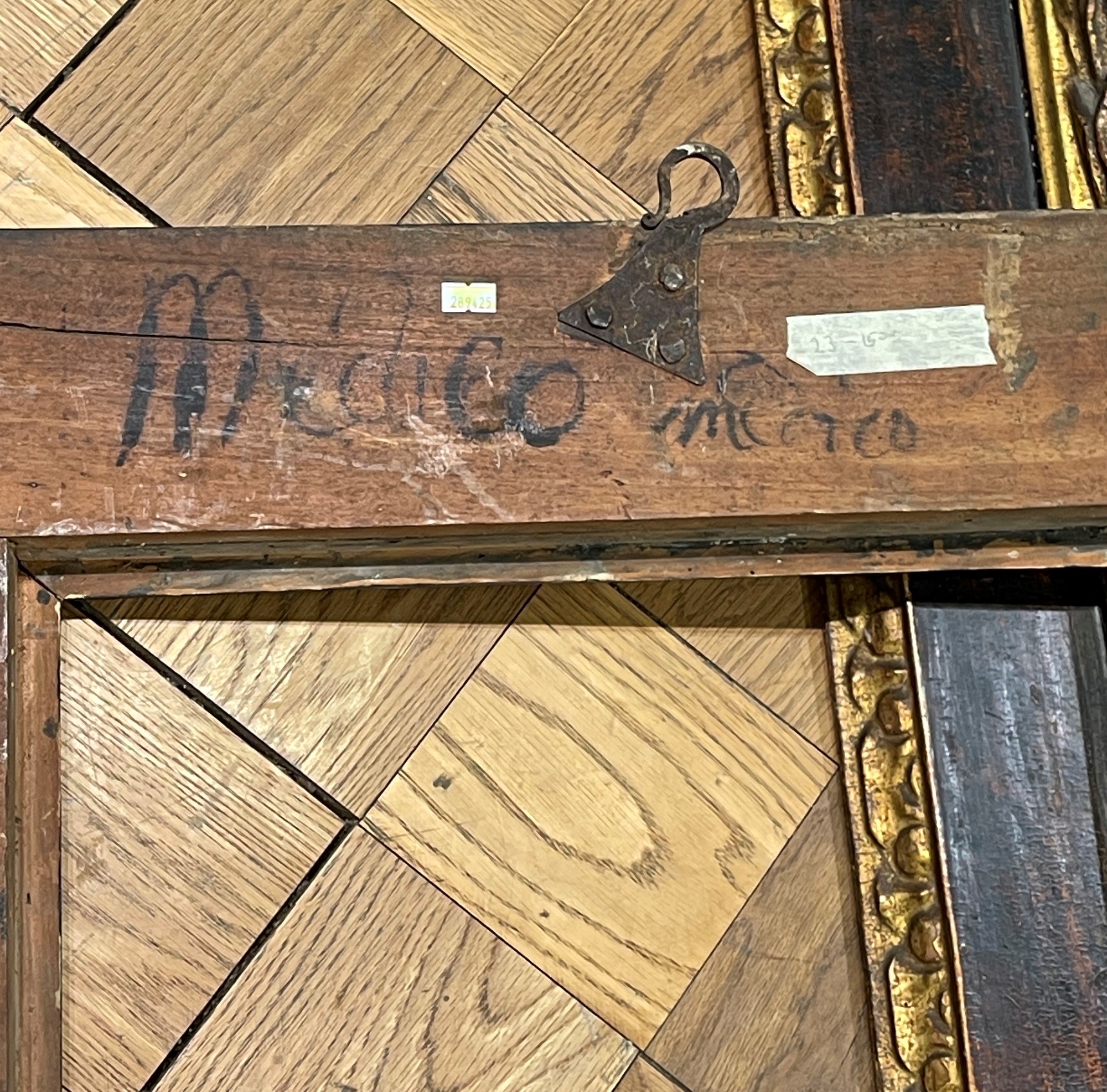 Cornice a Cassetta in Legno Ebanizzato con Racemi Dorati. Toscana XVII Secolo