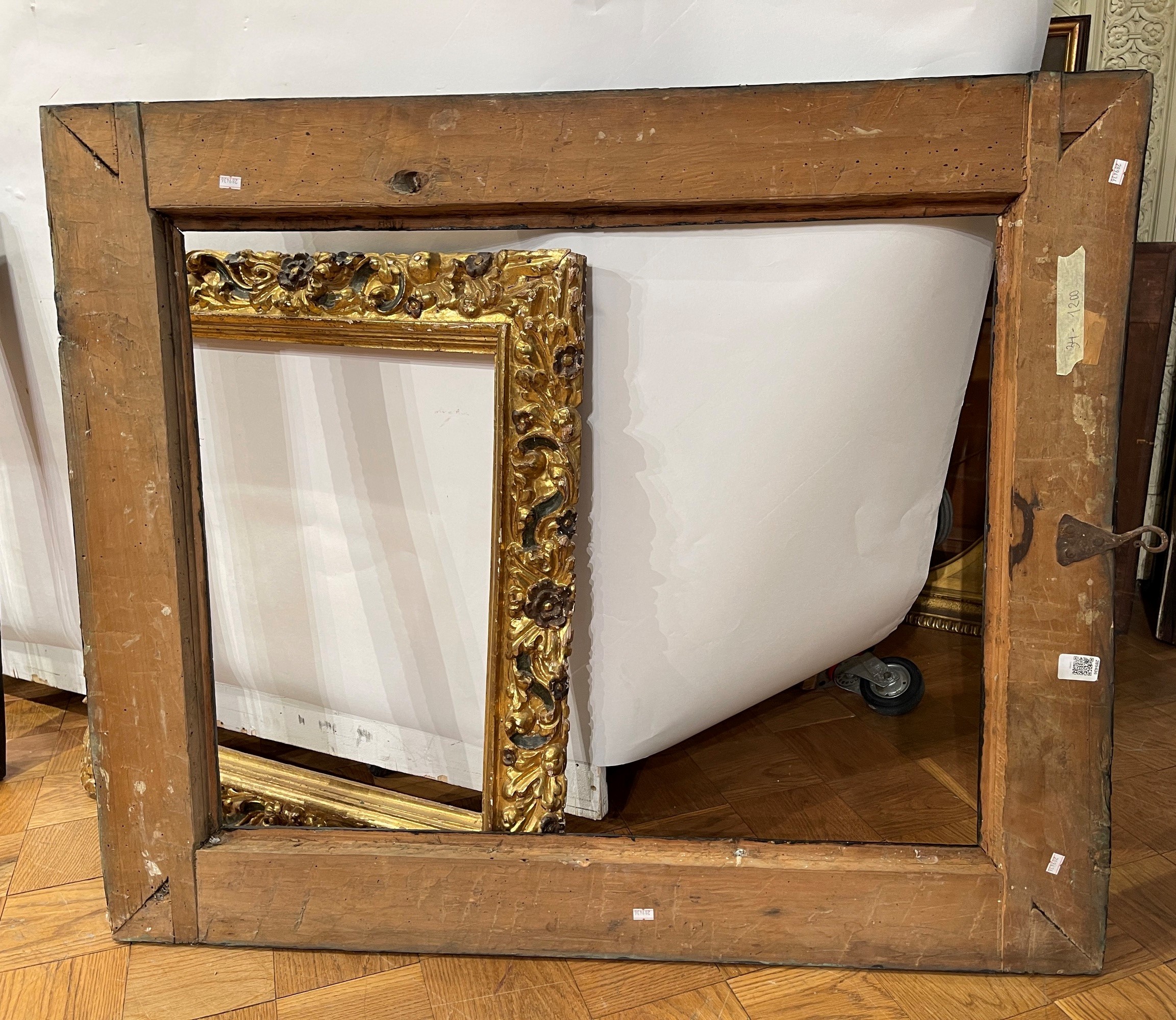 Cornice a Cassetta in Legno Ebanizzato con Profili Dorati. Italia Centrale XVII-XVIII Secolo