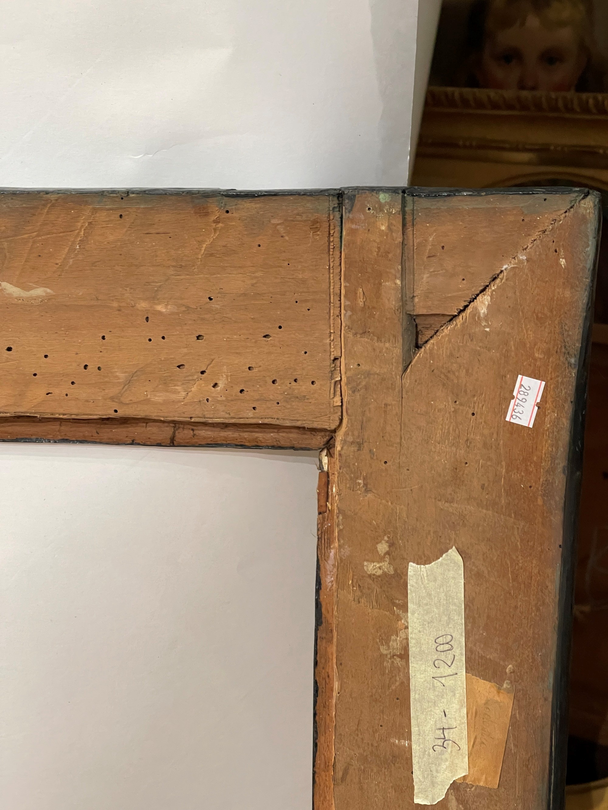 Cornice a Cassetta in Legno Ebanizzato con Profili Dorati. Italia Centrale XVII-XVIII Secolo