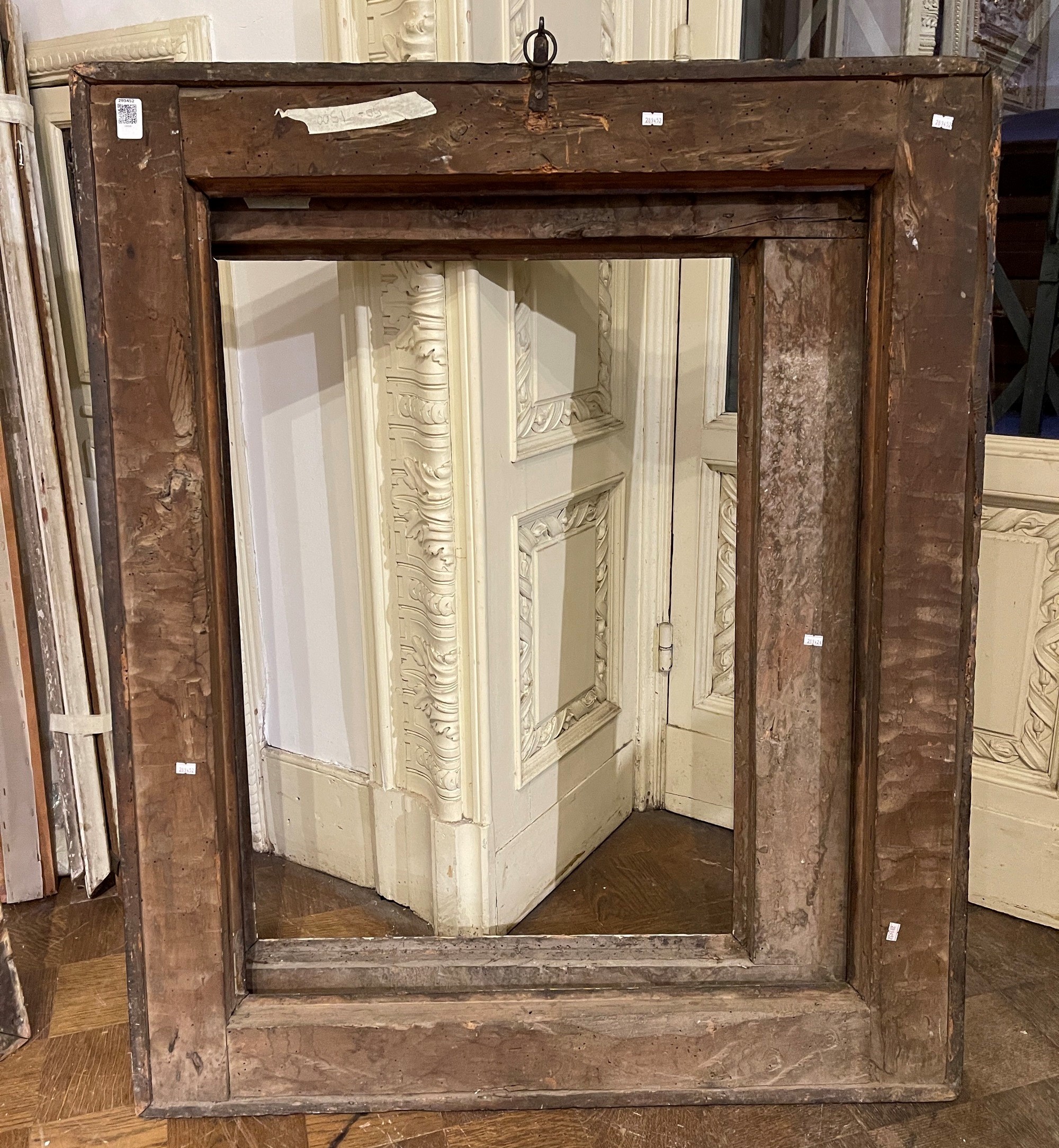 Cornice a Cassetta in Legno Ebanizzato e Dorato con Racemi Dorati. Toscana XVII-XVIII Secolo
