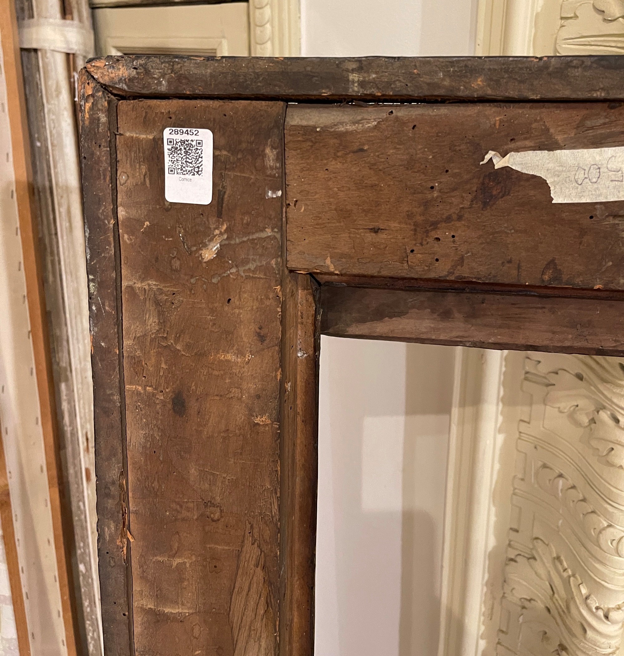 Cornice a Cassetta in Legno Ebanizzato e Dorato con Racemi Dorati. Toscana XVII-XVIII Secolo