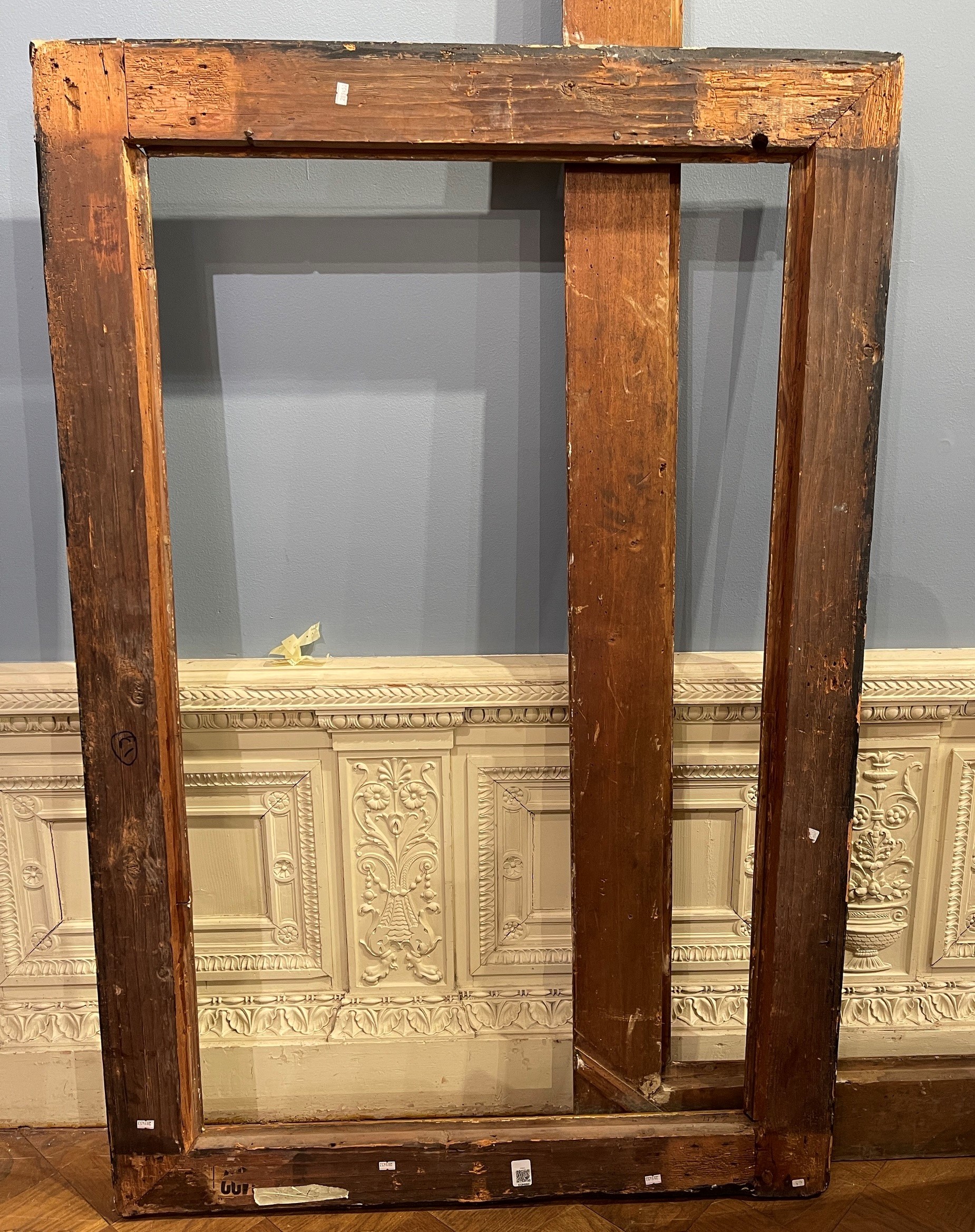 Cornice a Cassetta in Legno Ebanizzato e Dorato con Racemi Dorati agli Angoli e ai Centri. Toscan...
