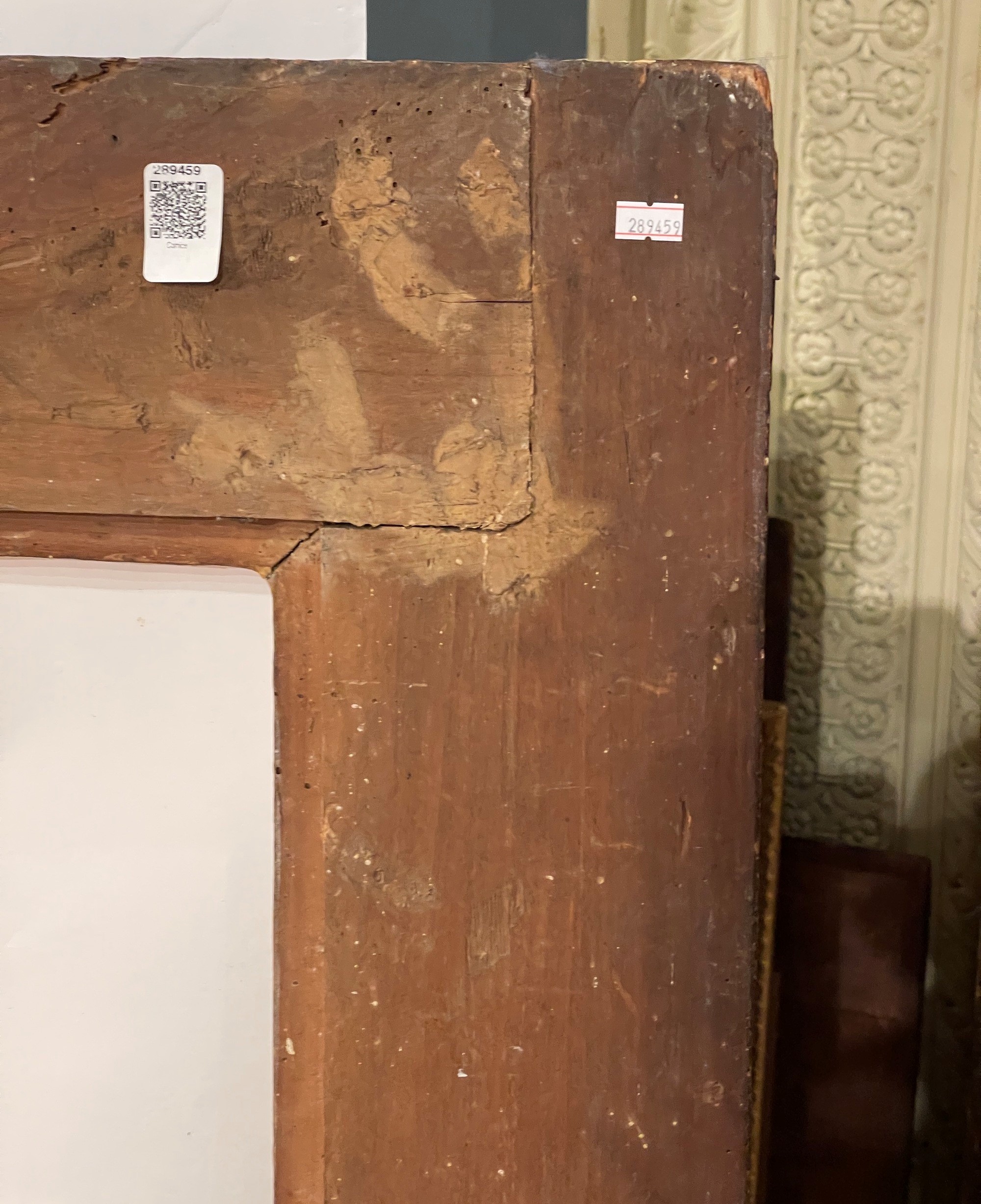 Cornce a Cassetta con Fascia Laccata a Finta Tartaruga e Battuta con Fiori Susseguenti, Italia Ce...
